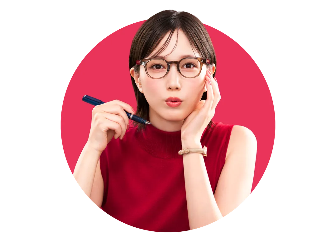 眼鏡をかけてペンを持つ女性