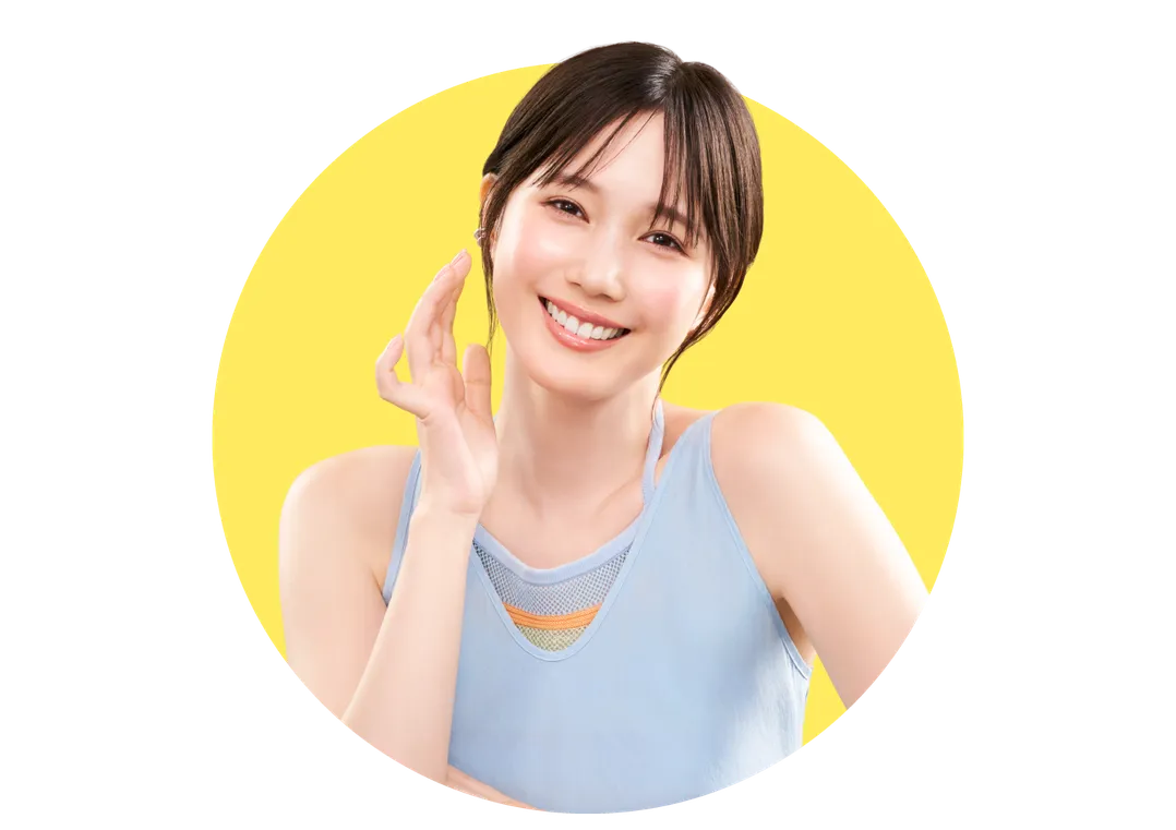 頬に手を添えて笑う女性