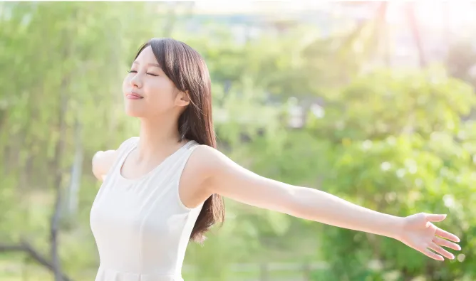 手を広げている女性