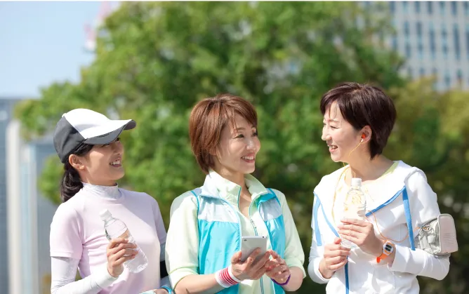 おしゃべりしている3人の女性